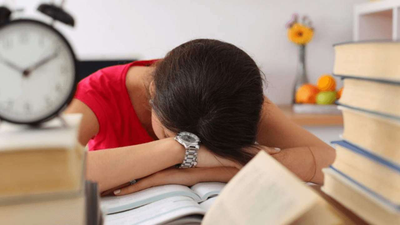 Hypersomnia Sleep Disorder : नींद के नशे वाला डिसऑर्डर। होता है नींद का नशा। कैसा है ये डिसऑर्डर? और क्या है इसका इलाज ? यहाँ जानें...