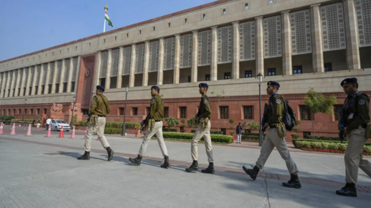 Parliament Security: संसद भवन की सुरक्षा के लिए CISF के 2500 जवान हैं तैनात, सांसदों की पहचान संसद सिक्योरिटी करेगी।