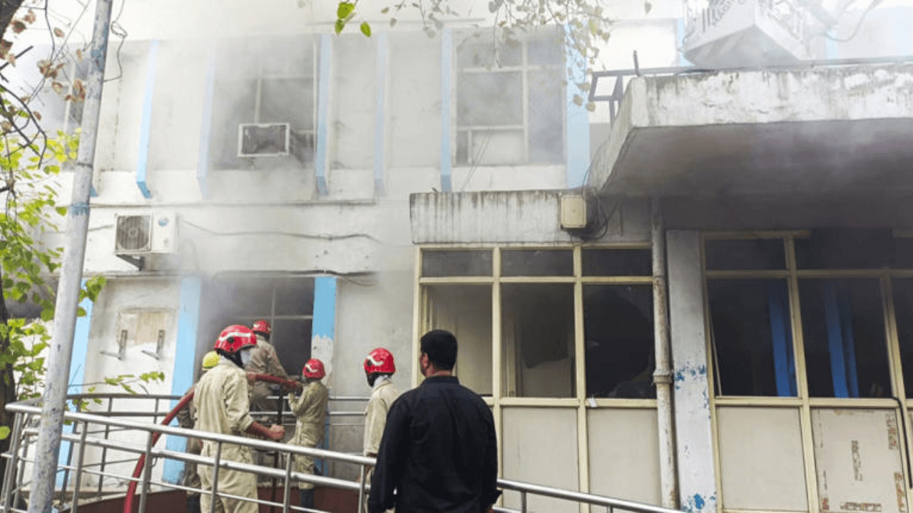 Safdarjung Hospital Fire : सफदरजंग अस्पताल की पुरानी बिल्डिंग में लगी भीषण आग… दमकल विभाग की 10 गाड़ियां आग बुझाने में जुटी।