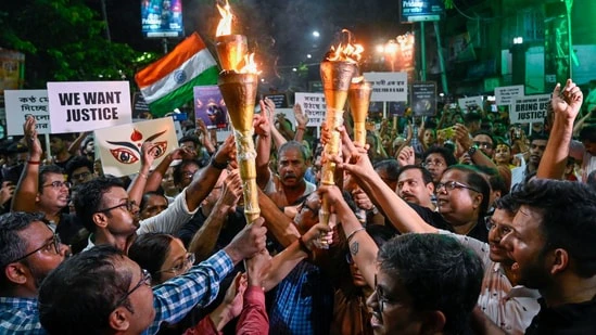 Thousands Of Kolkata Locals held 42-km-long torch rally to demanding justice on Friday